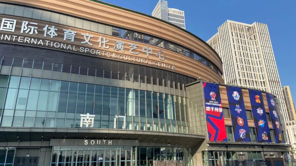 据导演道格;里曼透露，阿汤哥在片中会像;追车一样;追飞机，北美上映后最被观众热议的也正是阿汤哥驾驶飞机迫降居民区的惊险镜头